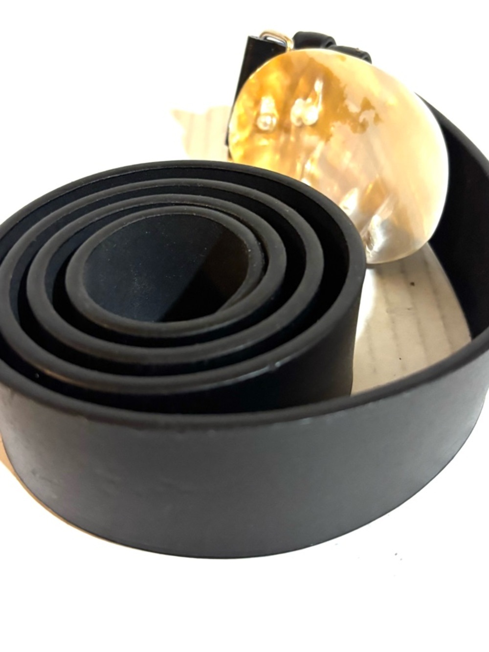 Black unisex Leather Belt with Shell Accent Buckle - Picture 2 of 2